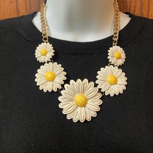 NWT Wet Seal Daisy Necklace
